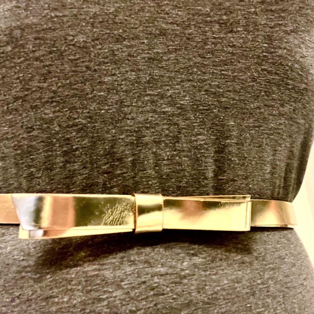 Cute, classic KATE SPADE Gold leather bow belt. Medium
